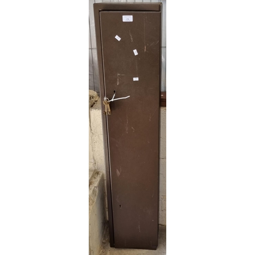 570 - Modern metal gun rack with keys.   (B.P. 21% + VAT)