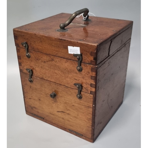 94 - Late 19th early 20th century electric shock machine in fitted mahogany carrying case.   (B.P. 21% + ... 