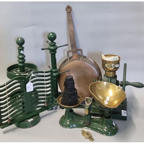 109 - Collection or reproduction cast iron and cast metal kitchenalia items to include: coffee grinder, bo... 