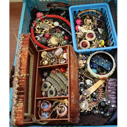 220 - Collection of vintage and other jewellery to include: watches, necklaces, pendants, earrings etc.  (... 