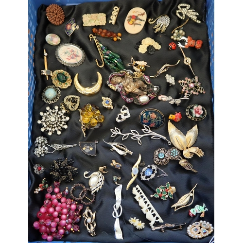 222 - Collection of vintage and other brooches, various designs to include: cherub, flowers, animals etc. ... 