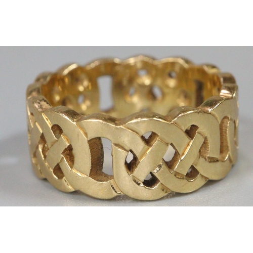 286 - 18ct gold Celtic Knot design ring.  Size L1/2.  8.9g approx.  (B.P. 21% + VAT)