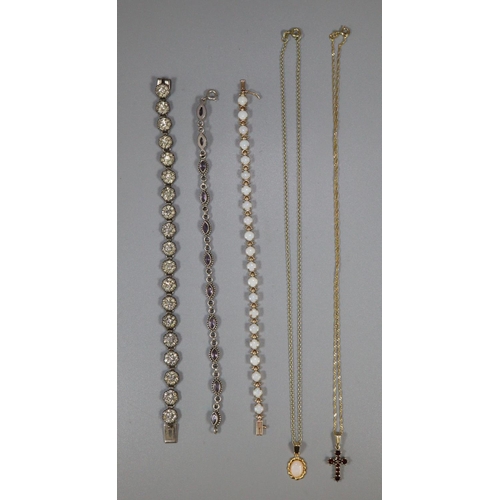 304 - Bag of gold and other jewellery to include: chain with pendant cross, stone bracelet, other chain an... 