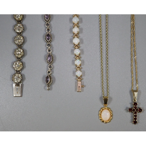 304 - Bag of gold and other jewellery to include: chain with pendant cross, stone bracelet, other chain an... 