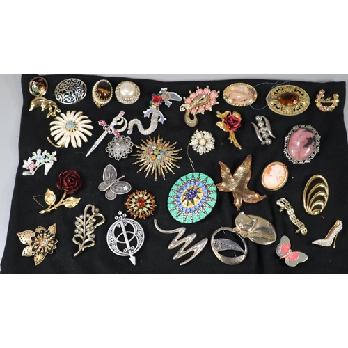 321 - Collection of vintage and other brooches: lizard, sword, buckle, shoe etc.  (B.P. 21% + VAT)