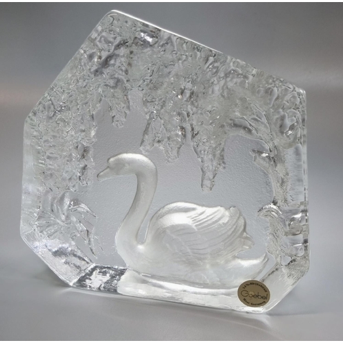 33 - West German Goebel glass intaglio desk weight of a swan. 
(B.P. 21% + VAT)