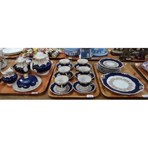 404 - Two trays of china to include: two blue and white willow pattern meat plates; one Staffordshire ston... 