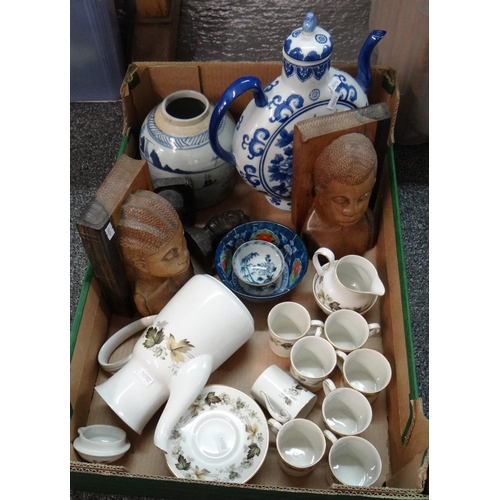 416 - Mixed box of items including: Chinese porcelain blue and white Qing period ginger jar (missing cover... 