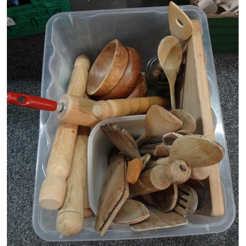 417 - Box of wooden kitchenalia to include: rolling pins, wooden bowls, spoons, butter pats, chopping boar... 