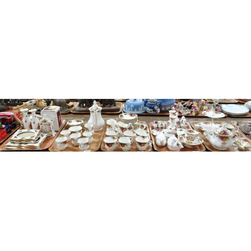 426 - Five trays of Royal Albert 'Old Country Roses' English fine bone china to include: a fourteen piece ... 