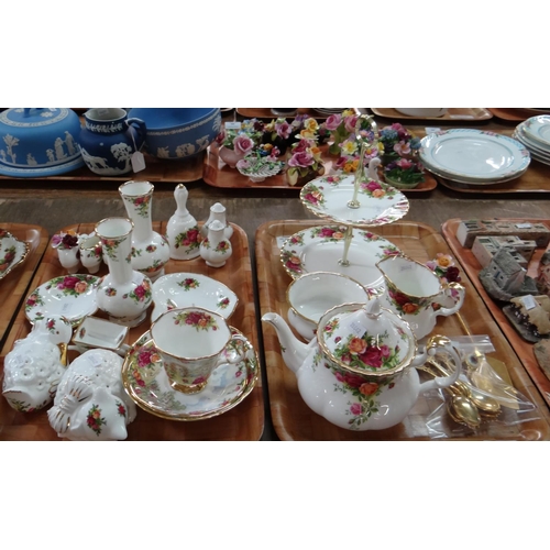 426 - Five trays of Royal Albert 'Old Country Roses' English fine bone china to include: a fourteen piece ... 