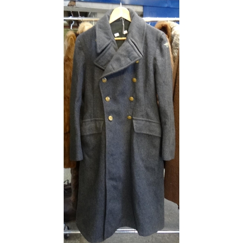 482 - Vintage woollen RAF officers greatcoat with brass buttons marked with RAF motif. Size 8 on label.
(B... 