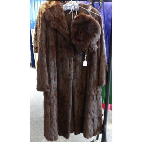 491 - Vintage dark brown three quarter length fur coat, together with a similar dark brown fur hat by Matt... 