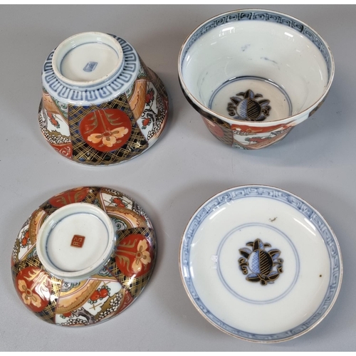 72 - Pair of Japanese Imari porcelain Chawan lidded tea bowls. (2)
(B.P. 21% + VAT)