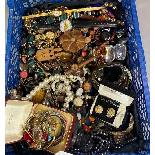 189 - Collection of vintage and other jewellery to include: watches, necklaces, love spoon pendant, bangle... 