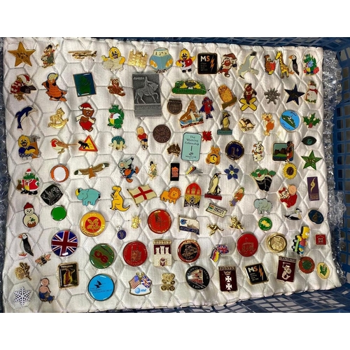 196 - Collection of vintage badges, to include: Guinness, National Trust, Windsor Castle, Taronga Zoo etc.... 