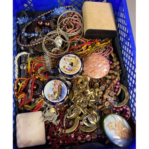 197 - Collection of vintage and other jewellery to include: necklace, pendants, beaded necklaces,e earring... 