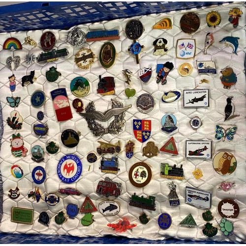 199 - Collection of vintage and other enamel badges, to include: US Military, RAF, Spitfire, Avro Lancaste... 