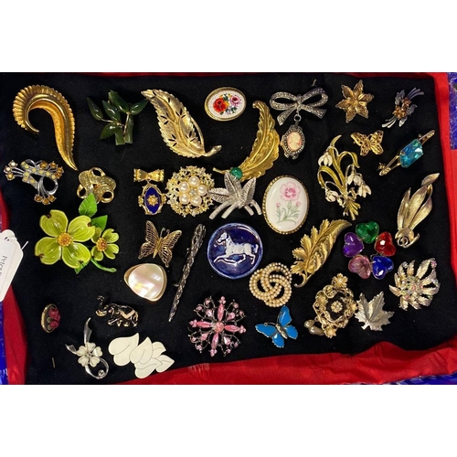 200 - Collection of vintage and other brooches, to include: green hardstone, Millefiori, floral designs et... 