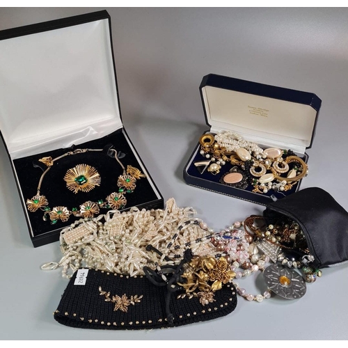 211 - Collection of costume jewellery, to include: cameo brooch and other brooches, hardstone and pearl ne... 