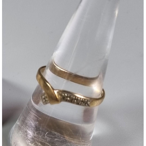 231 - 9ct gold modernist white stone dress ring.  1.7g approx.  Size O.  (B.P. 21% + VAT)