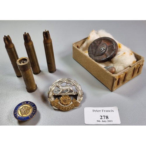 278 - Bag of miliaria to include: On War Service 1914 enamel badge, brass shell cases, Hampshire badge and... 