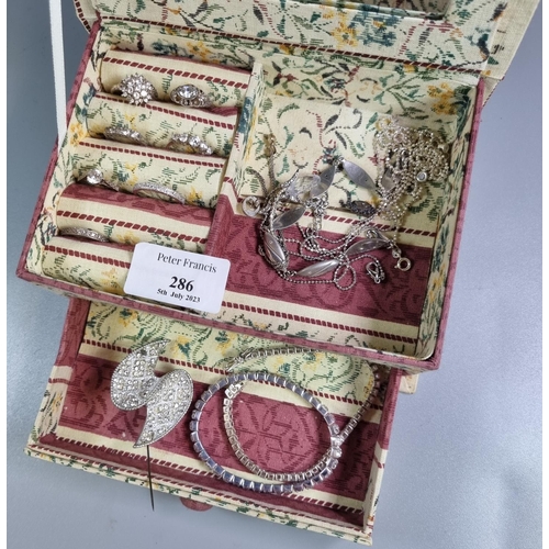 286 - Jewellery box comprising various jewellery, to include: white stone dress rings, costume brooch, con... 