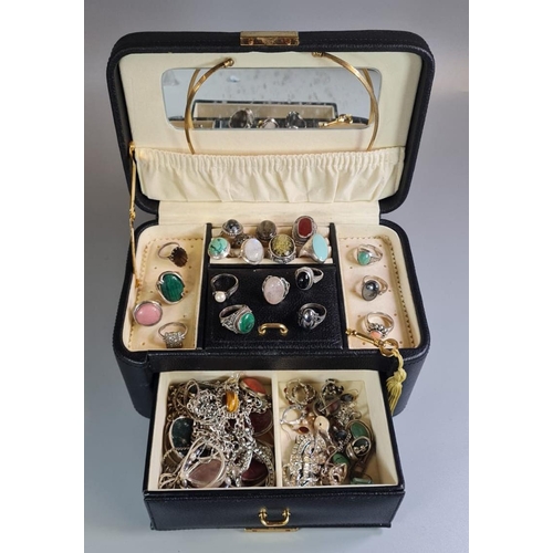 290 - Jewellery box comprising assorted jewellery: various hardstone and silver dress rings, chains, Art D... 