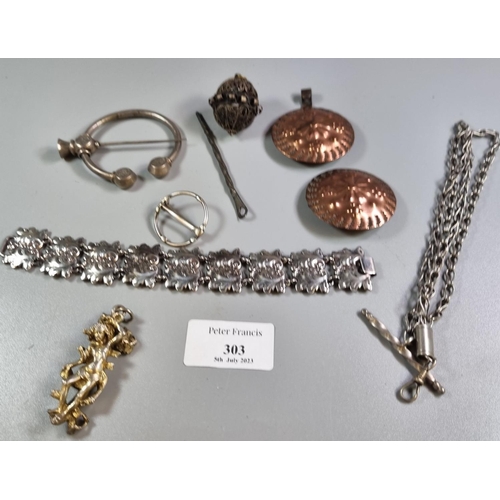 303 - Bag comprising Scandinavian jewellery, to include: torque design brooch and other unusual brooches, ... 