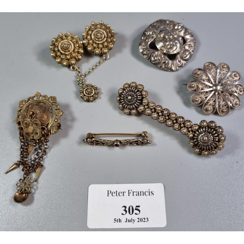 305 - Bag of Scandinavian jewellery, to include: filigree brooch and other brooches.  (B.P. 21% + VAT)