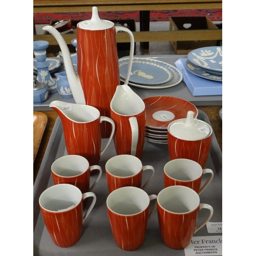 341 - Seventeen piece Cmielow Polish mid 20th Century coffee set with coffee pot. 
(B.P. 21% + VAT)