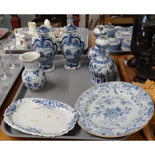 343 - Tray of blue and white antique Delft ware to include: lidded and bottle vases, small baluster vase, ... 