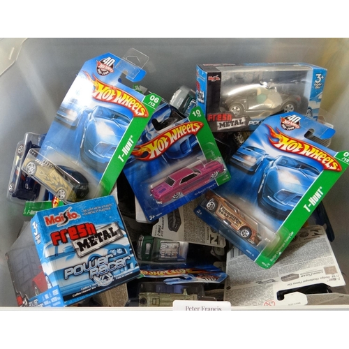 391 - Plastic box of assorted diecast model vehicles in original packaging, to include: Hot Wheels, Maisto... 