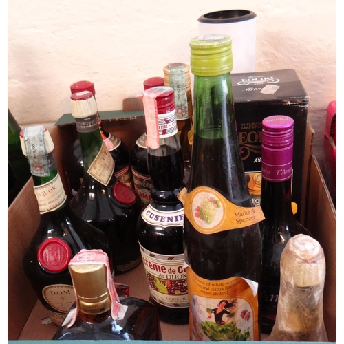 493 - Box of alcoholic liquors to include: Drambuie, Apricot Liquor, Creme De Cassis, Cointreau etc.   (12... 