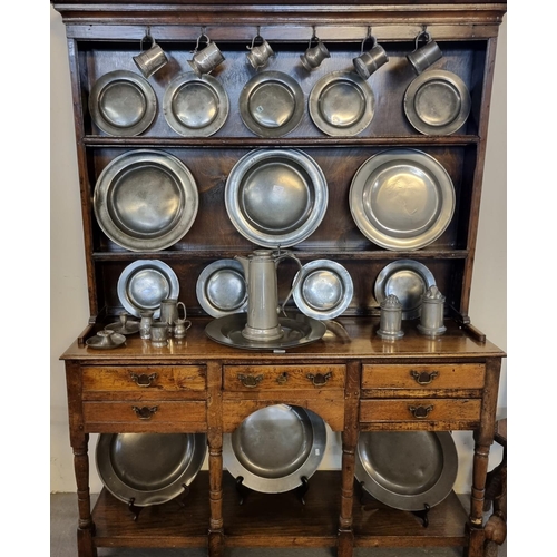 184 - Collection of 18th/19th century pewter items to include: chargers, plates, pot bellied and other tan... 