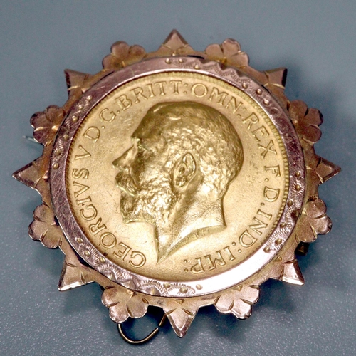 238 - 1913 George V gold sovereign in 9ct mount.  10.5g.   (B.P. 21% + VAT)