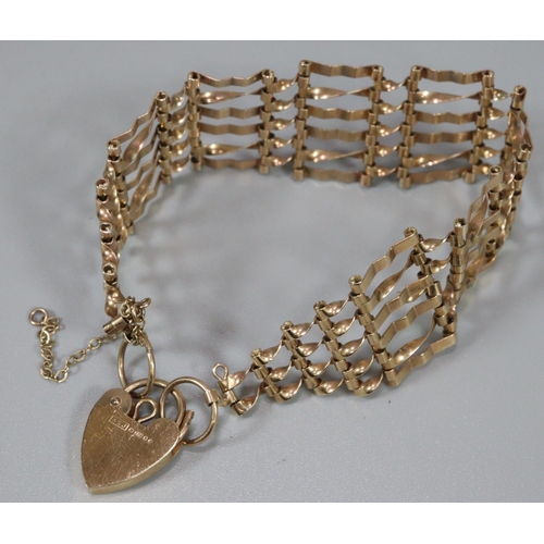 253 - 9ct gold gate bracelet with heart padlock.  11.9g approx.  (B.P. 21% + VAT)