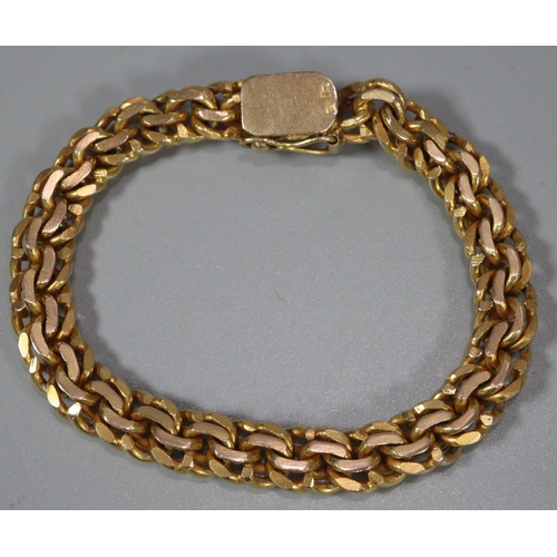 255 - Modern heavy gold chunky gent's bracelet, with foreign assay marks. 50g approx. 20.5cm long approx.
... 