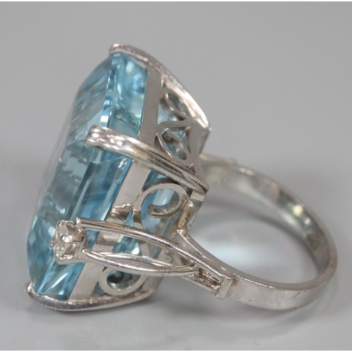 288 - 18ct white gold aquamarine ring, aqua marine stone 2x1.8cm approx.,   flanked by two small diamonds.... 