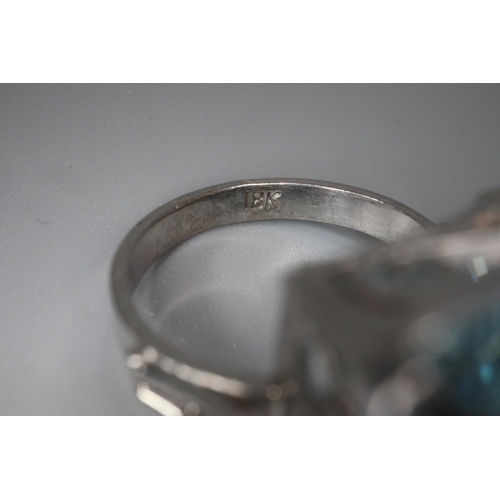 288 - 18ct white gold aquamarine ring, aqua marine stone 2x1.8cm approx.,   flanked by two small diamonds.... 