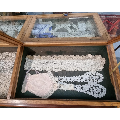 344 - Collection of antique hand and machine made lace to include: an early 20th Century tulle backed lace... 