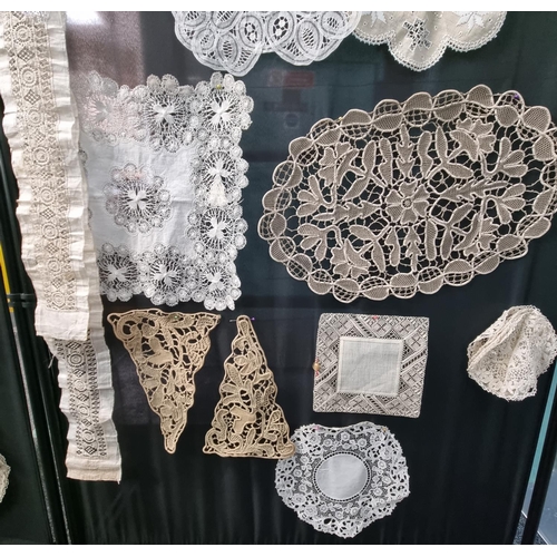 346 - A collection of mostly hand made antique lace items to include: Maltese lace, crochet, cut work and ... 