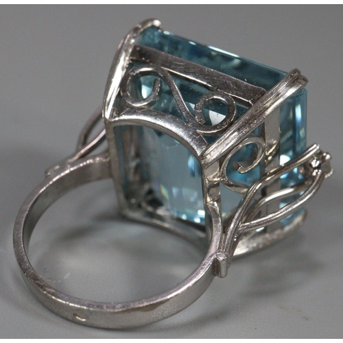 288 - 18ct white gold aquamarine ring, aqua marine stone 2x1.8cm approx.,   flanked by two small diamonds.... 