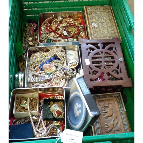 209 - Large collection of vintage and other jewellery to include: watches, necklaces, brooches, pendants, ... 