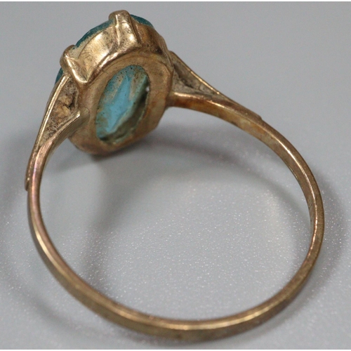 252 - 9ct gold green stone dress ring.  Size Q.  2g approx.  (B.P. 21% + VAT)