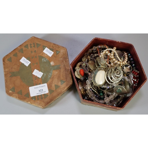 322 - Box of assorted jewellery, various, to include: watches, locket, bracelets, bangles etc.   (B.P. 21%... 