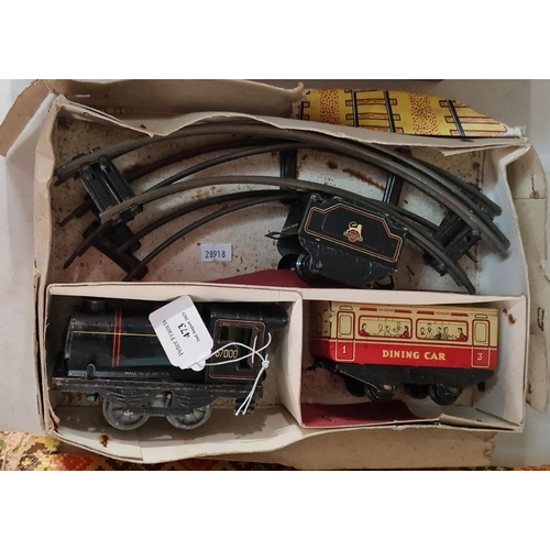 473 - Tinplate clockwork O gauge train set comprising: locomotive, tender and carriage with track in origi... 