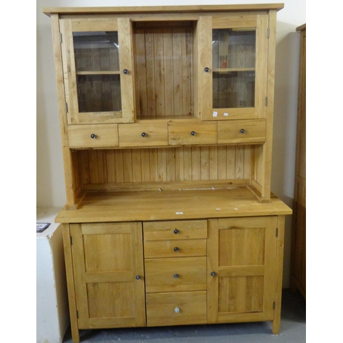 557 - Good quality modern oak two stage glazed dresser.  (B.P. 21% + VAT)