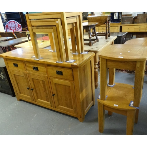 558 - Good quality modern oak furnishing items, to include: sideboard, nest of three tables and a pair of ... 