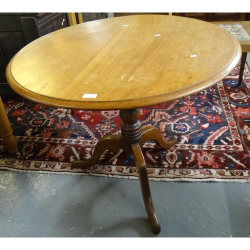 559 - 19th century mahogany tripod table.  (B.P. 21% + VAT)